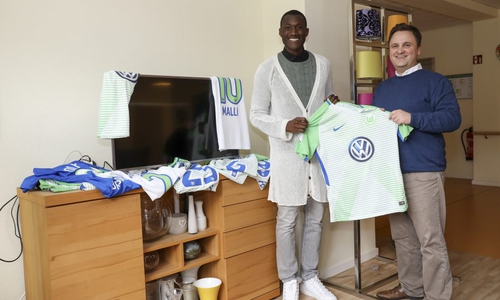VfL Wolfsburg Spende durch Josuha Guilavogui an das Hospizhaus. Geschäftsführer Lukas Weiß freut sich. Foto: regios24/Anja Weber