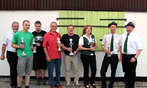 Horst Hake, Marvin Kind, Maurice Wille, Peter Stock, Wolfgang Heider (für den Dorfpokalsieger), Ulrike Godehard – Müller, Christoph Hake, Thorsten Gerike. Foto: Privat

