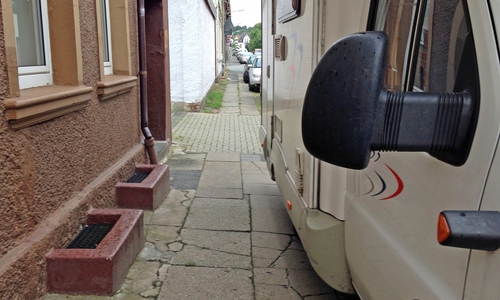 Hier ist kaum noch Platz für einen Rollstuhlfahrer. Fotos: Kreisverkehrswacht Helmstedt e.V.