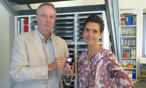 Mit viel Lob und Anerkennung verabschiedete Studiendirektor Michael Habenbacher die stellvertretende Schulleiterin der Großen Schule Sandra Feuge. Foto: Große Schule