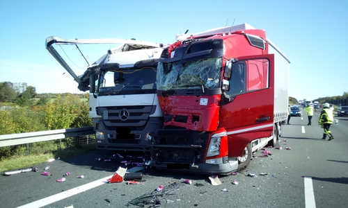 Auf der A 2 zwischen dem Autobahnkreuz Wolfsburg-Königslutter und der Anschlussstelle Braunschweig-Ost rammte ein Lkw den anderen. Fotos: Feuerwehr Flechtorf