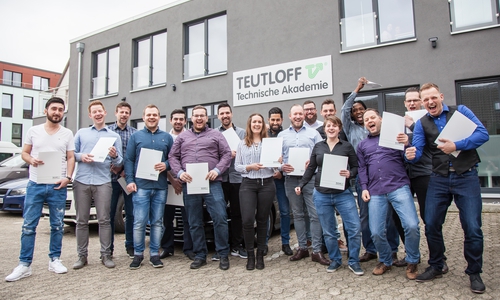 Die nächste Karrierestufe erreicht: 17 Absolventen nahmen ihr Abschlusszeugnis am Teutloff-Standort Wolfsburg entgegen. Foto: Teutloff / Andreas Rudolph