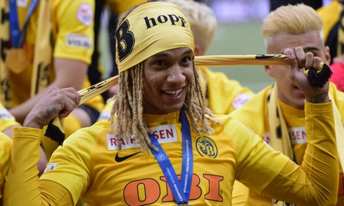 Tauscht schwarz-gelb gegen grün-weiß ein: Kevin Mbabu - hier bei der Meisterfeier mit Bern. Foto: imago/Pius Koller