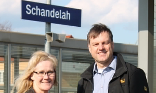 Foto: Ortsbürgermeisterin Ute Widow und Gemeindebürgermeister Detlef Kaatz am Bahnhof in Schandelah

