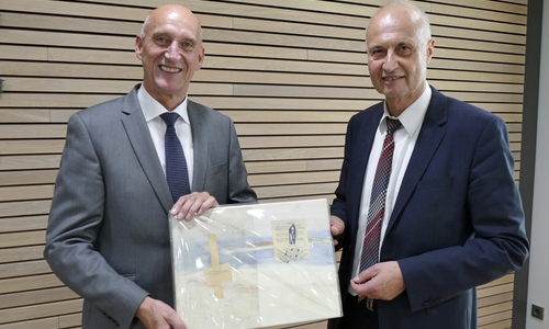 andrat Franz Einhaus bedankte sich bei Dr. Detlef Buhmann seine 30-jährige Tätigkeit für den Landkreis Peine. 

Foto: Landkreis Peine 