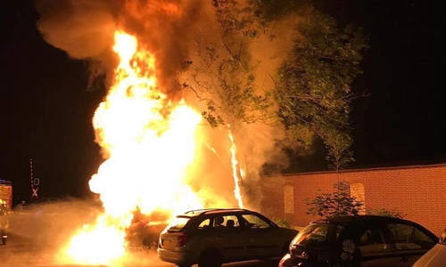 Der Wagen stand bereits in Vollbrand und ging auf die angrenzenden Autos und einen Baum über. Fotos: Feuerwehr