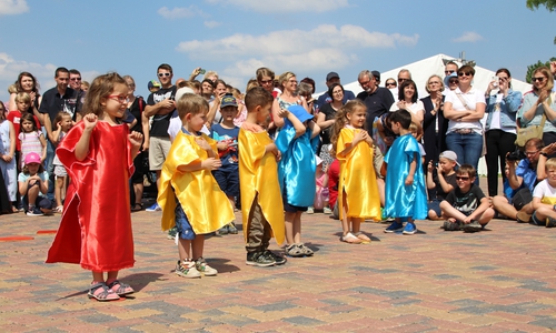 Als Farben verkleidet tanzten die Kinder des Lebenshilfe-Kindergartens Löwenzahn zu einem Regenbogen-Lied. Foto: Lebenshilfe 