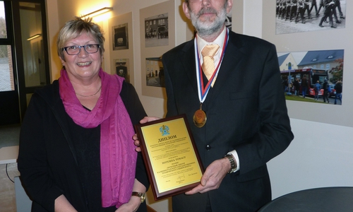 Präsidentin Prof. Dr. Rosemarie Karger verleiht Dr. Thomas Potempa die Ehrendoktorwürde in Vertretung der Technischen Universität Kaliningrad. Foto: Ostfalia