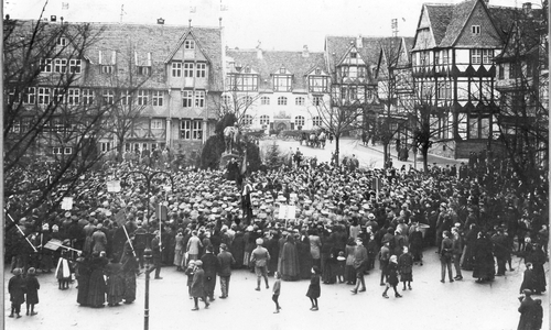 Kommunistische Versammlung auf Stadtmarkt, 1918. Foto: Museum Wolfenbüttel.