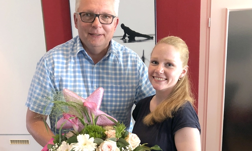 Gärtnermeister Dirk Fellenberg mit Ulrike Plagge. Foto: Stadt Wolfenbüttel