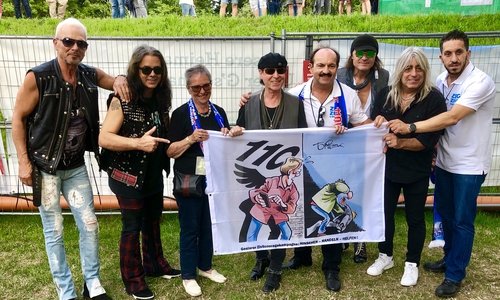 Die Scorpions und der Weiße Ring fordern mit der GZK Fahne zum „Hinsehen,Handeln und Helfen auf! Foto: Weißer Ring, Sabrina van Hüllen
