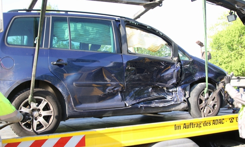 Zwei Insassen des blauen Autos wurden bei dem Aufprall verletzt. Fotos: Rudolf Karliczek