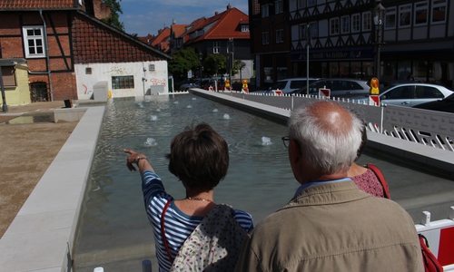 Im Mai 2017 plätscherte es an der Okerstraße noch fröhlich. Niemand hatte damit gerechnet, dass der Brunnen derart wasserempfindlich ist. Foto: Werner Heise