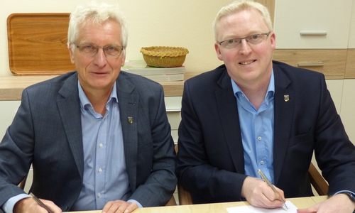 Die Vorsitzenden der Kreistagsfraktionen von Bündnis 90 / Die Grünen, Holger Barkhau, und SPD, Falk Hensel, zeigen sich empört über das Vorgehen der AfD. Das Bild zeigt die Fraktionsvorsitzenden bei der Unterzeichnung der Vereinbarung zur strategischen Zusammenarbeit nach der Kommunalwahl im November 2016. Foto: Privat
