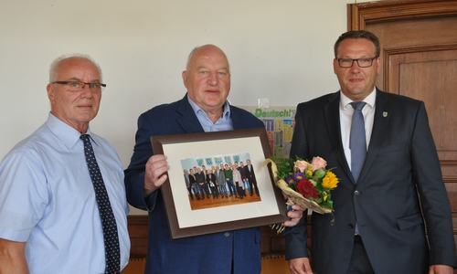 Reinhard Beckmann (Mitte) wurde in der letzten Sitzung vor der Sommerpause aus dem Samtgemeinderat verabschiedet. Foto: Samtgemeinde Grasleben