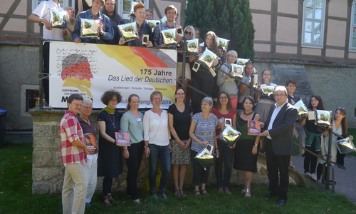 Das Hoffmann-von-Fallersleben-Museum stellt Lehrern und Schulklassen das Begleitbuch zu seiner Ausstellung zur Verfügung – hier dem Ratsgymnasium Wolfsburg und dessen Austauschschule aus RØskilde (Dänemark). Foto: Stadt Wolfsburg