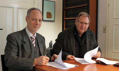 Erster Stadtrat Henning Konrad Otto und der KWG-Geschäftsführer Wito Johann unterzeichneten den Kaufvertrag. Foto: Stadt Helmstedt