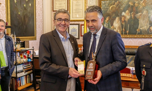Austausch der Gastgeschenke zwischen Wolfenbüttels Bürgermeister Thomas Pink und Modicas Bürgermeister Ignazio Abbate. Foto: Stadt Wolfenbüttel