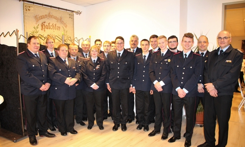 Vordere Reihe von links nach rechts: Lutz Biethan (Ortsbrandmeister), Dennis Olschewsky, Janina Plagge, Pascal Hoppe, Alexander Plagge, Daniel Falk, Nico Herrmann, Peter Kropf (stv. Ortsbrandmeister).
Hintere Reihe von links nach rechts: Roberta Spender, Olaf Glaeske (Stadtbrandmeister), Rüdiger Krappitz, Marwan Madani, Eike Schnorrbus, Mario Falk, Gerd Uplegger, Moritz Krappitz, Malte Pickavé, Marco Dickhut (stv. Stadtbrandmeister). Foto: Feuerwehr Halchter