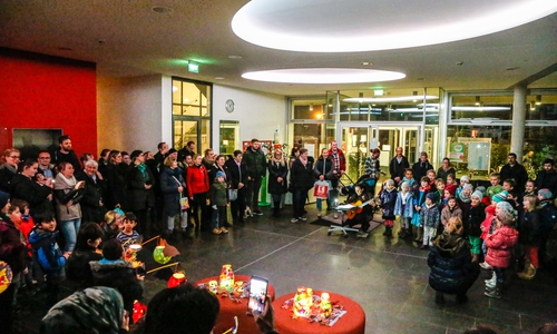 Alle gehen mit ihrer Laterne - die Kinder aus der Gemeinschaftsunterkunft im Jugendgästehaus und die Kinder der Kita Groß Stöckheim. Zuvor wurde gemeinsam gesungen. Foto: Thorsten Raedlein