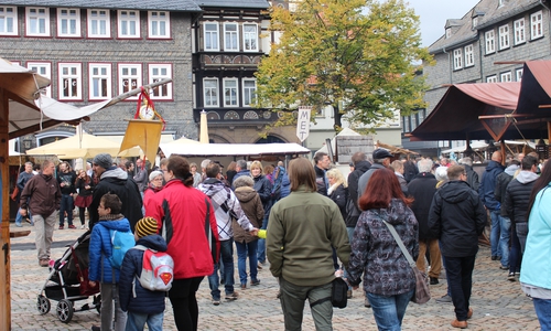 Viele Besucher erfreuten sich an traditionellem Schmuck oder köstlichem Met. Fotos: Janosch Lübke
