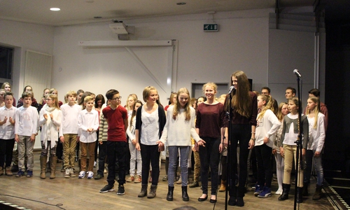 Der kleine Chor mit Solisten nach dem letzten Song "Writings on the wall". Fotos: Max Förster