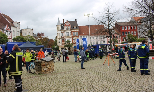 Der erste Peiner Uniformtag lockte viele Besucher auf den Marktplatz. Fotos: Anke Donner