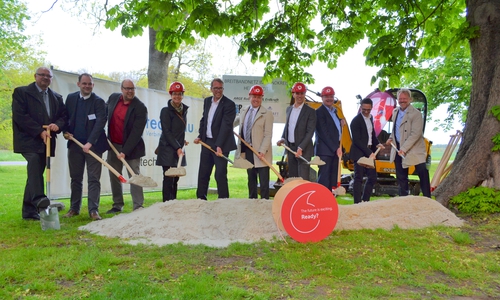Gemeinsamer Spatenstich für das Breitbandprojekt vor dem Rittergut in Bisdorf. Foto: Landkreis Helmstedt