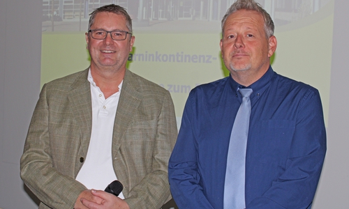 Matthias Buhles, Chefarzt der Klinik für Gynäkologie und Geburtshilfe des Städtischen Klinikums Wolfenbüttel und Thorsten Peter, Mitarbeiter von contura, der Herstellerfirma von Bulkamid. Foto: Städtisches Klinikum Wolfenbüttel
