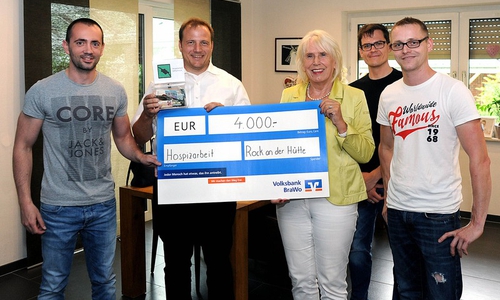 von links: Michael Meyer-Roxlau, Alexander Trautmann, Dorte Köpke, Simon Bork, Ingo Trenkenschu. Foto: Hospizarbeit Gifhorn