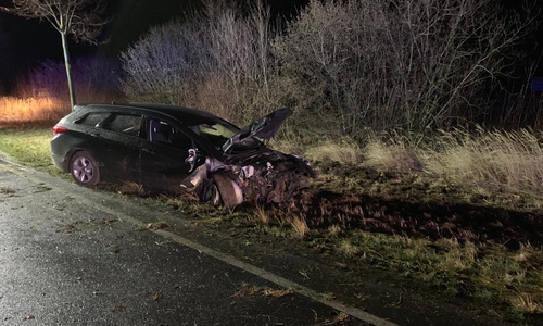 Auf der B1 kam es zu einem Unfall. Von dem Fahrer fehlte jedoch jede Spur. Fotos: Feuerwehr Helmstedt