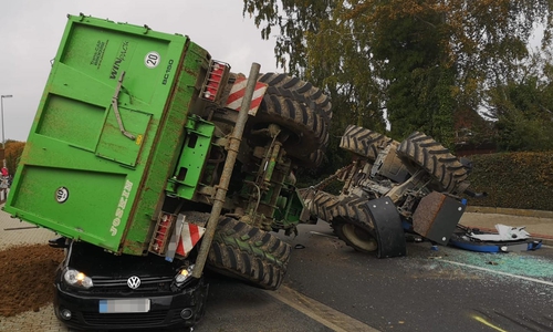 Der Anhänger landete direkt auf einem parkenden PKW.

Fotos/Video: aktuell24/KR