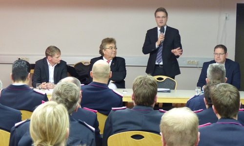Auf dem Bild zu sehen sind von links (der Kamera zugewandt) Stefan Klein, MdL - Klaus-Peter Bachmann, MdL - Staatssekretär Stephan Manke (stehend) - Marcus Bosse, MdL. Foto: Privat