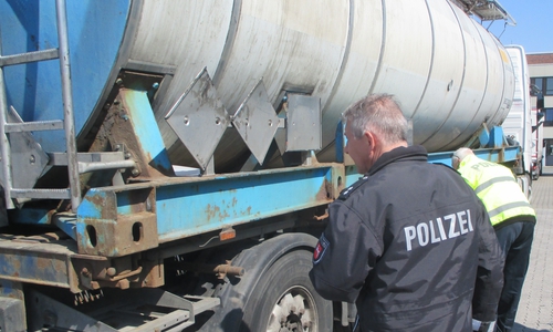 Die Beamten beim Inspizieren des Sattelzuges. Foto: Polizei