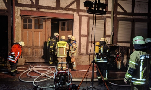 Die Ortsfeuerwehr Helmstedt war heute Nacht im Langen Steinweg im Einsatz. Fotos: Alexander Weis
