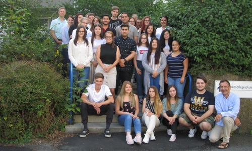 Begannen jetzt ihre Ausbildung im Bildungszentrum Seesen: 28 angehende Pflegekräfte, hinten links, im Bild  mit Thomas Niermeier, Pflegedirektor der Asklepios Kliniken Schildautal, und Marcel Klonnek, Lehrer für Pflegeberufe Foto: Asklepios