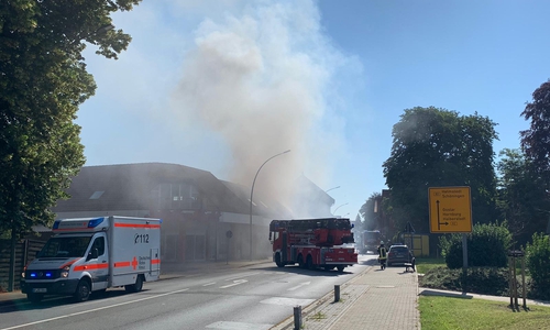 Bereits bei der Anfahrt konnte die Feuerwehr die Rauchwolken sehen. Fotos: Feuerwehr