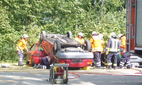 Die Kameraden übten die Rettung nach einem Überschlag. Foto: Feuerwehr