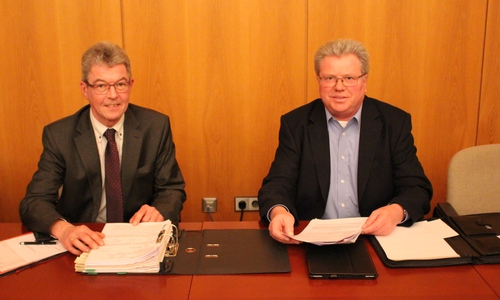 Samtgemeindebürgermeister Rüdiger Fricke und Gemeinderat Lothar Wenzel (CDU) suchen nach Lösungen. Foto: Christoph Böttcher