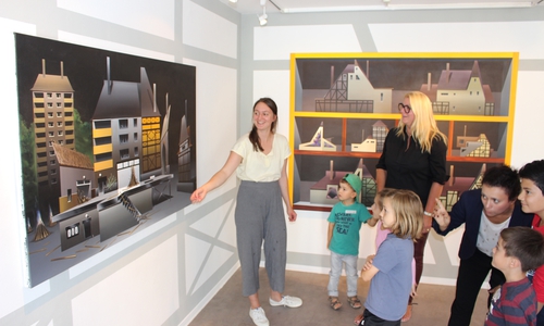 Milena-Marie Rhode, Kunststudentin der HBK Braunschweig, erklärt den Kindern die Werke von Titus Schade. Fotos: Jan Weber 