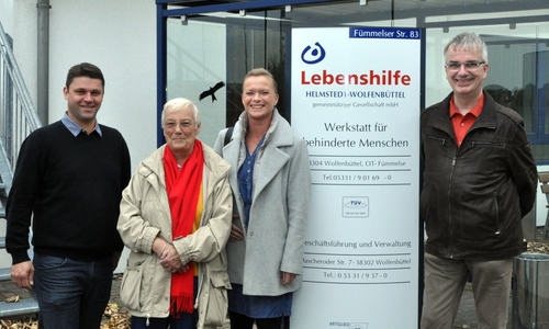Felix Grimme, Hiltruy Bayer, Dunja Kreiser und Ortsratmitglied Holger Neumann vor der Werkstatt in Fümmelse.
Bild: Lebenshilfe Helmstedt-Wolfenbüttel. Foto: Lebenshilfe Helmstedt-Wolfenbüttel 