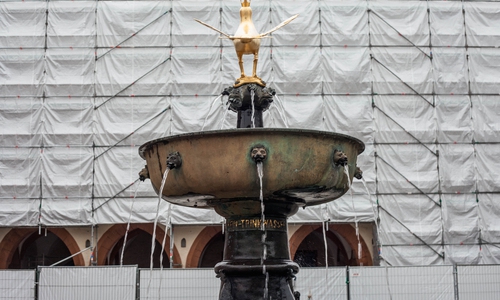 Wird die Plane am Gerüst des Rathauses zu Weihnachten noch verschönert? Foto: Alec Pein