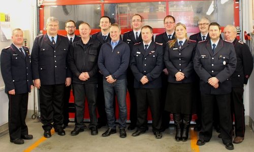Hintere Reihe von links nach rechts: Michael Hofmann, Marcel Hänschen, Marco Fricke, Marco Fabian, Michael Orth und Jürgen-Heinrich Strube. Vordere Reihe von links nach rechts: Ortsbrandmeister Marco Bachmann, stellv. Stadtbrandmeister Detlev Gliese, stellv. Ortsbrandmeister Jens Dube, Christian Himstedt, Benjamin Belger, Svenja Brückmann und Torsten Bartelborth. Foto: Privat
