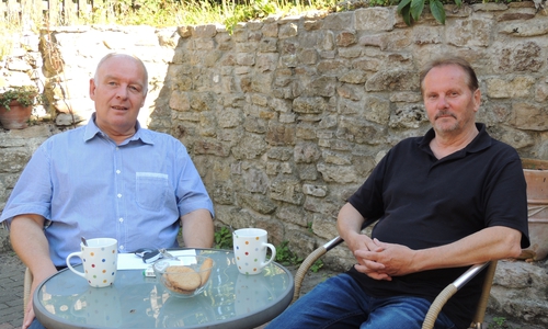 Burkhard Klie, bedankt sich bei dem Fraktionsvorsitzenden der Grünen, Bernhard Foitzik, für die letzten fünf Jahre der Koalition im Gemeinderat Denkte. Foto: Privat
