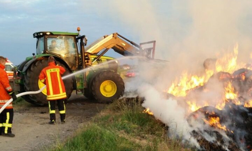 Gegen 4 Uhr brannten etwa 80 Strohballen in Sickte. Laut Polizei kann von Brandstiftung ausgegangen werden. Foto: FFW Sickte