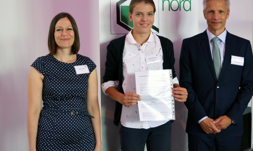 Nadine Priebe (Referentin für Öffentlichkeitsarbeit),  Preisträgerin Sophie Menneking, Dr. Matthias Lemmler (Landesbeauftragten des Wettbewerbs). Foto: GIS