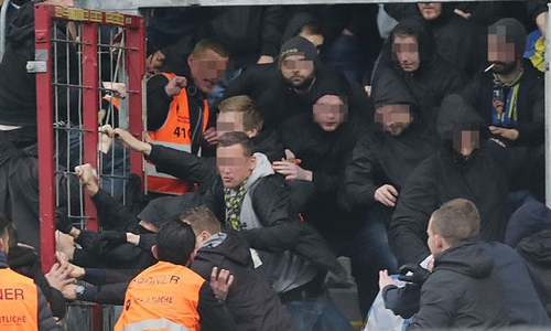 Die Fußball-Fans drückten das Tor zu Block neun auf. Foto: Agentur Hübner