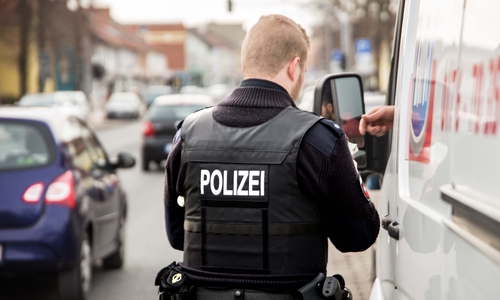 Die Fahrer hatten Klamotten aus einem hiesigen Geschäft dabei, die sie offenbar gestohlen hatten. Symbolfoto: Rudolf Karliczek
