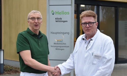 Uwe Schaper, Ärztlicher Direktor der Helios Klinik Wittingen, begrüßt Tom Frischalowski als neuen Chefarzt der Abteilung für Unfallchirurgie. Foto: Helios Kliniken