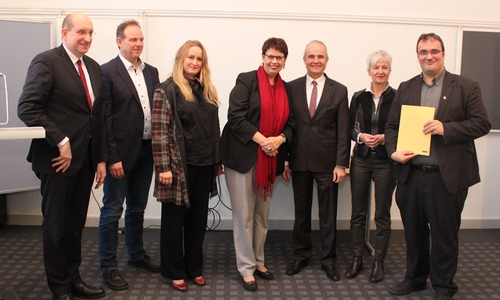 Dr. Daniel Tomowski (re.) und Landrat Thomas Brych (3. v. re.) erhielten von Europaministerin Birgit Honé (4. v. re.) den Förderbescheid über 122.000 Euro. Weiter im Bild sind Landesbeauftragter Matthias Wunderling-Weilbier (li.), Professor Dr. Gert Bikker von der Ostfalia Hochschule (2. v. li.), Uljana Klein (Landkreis Northeim) und Wolfenbüttels Landrätin Christiana Steinbrügge. Foto: Landkreis Goslar